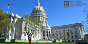 Wisconsin_State_Capitol_Building_during_Tulip_Festival